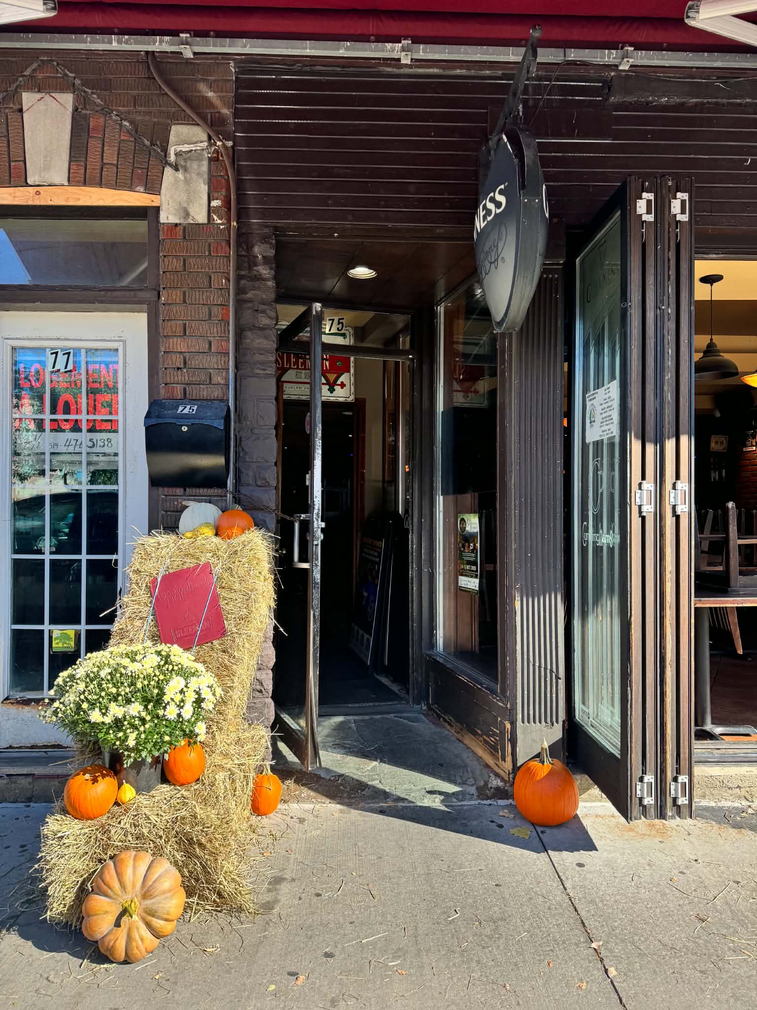 Entrée riveraine décorée de chrysanthèmes, choux décoratifs et citrouilles blanches à Sainte-Anne-de-Bellevue